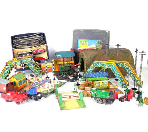HORNBY 0 GAUGE, A GROUP OF MOSTLY UNBOXED ITEMS AND ACCESSORIES, INCLUDING A BOXED "M O" SET