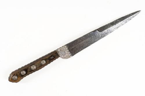 AN OTTOMAN FIXED-BLADE KNIFE WITH MASK-DECORATED GRIP