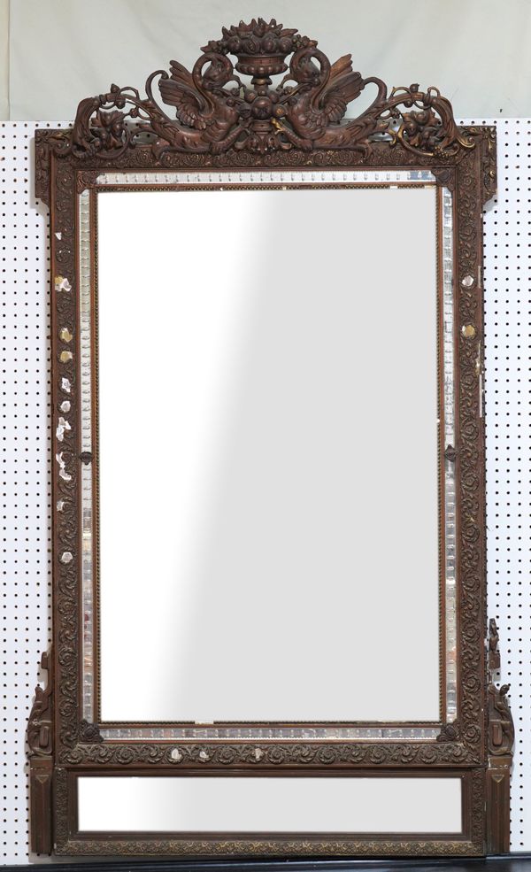 A VICTORIAN GILT FRAMED RECTANGULAR WALL MIRROR