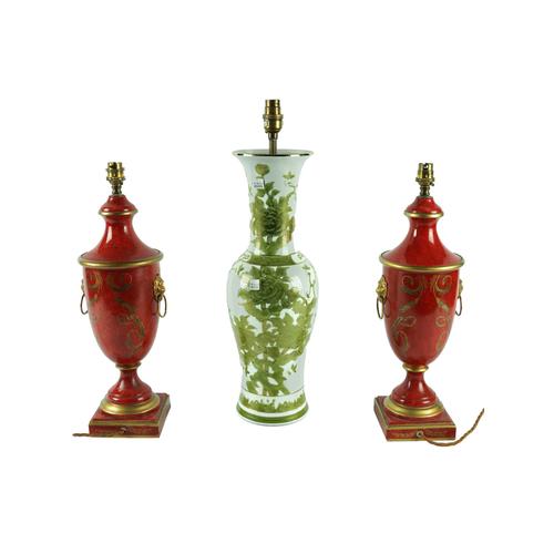 A PAIR OF GEORGE III STYLE RED GILT DECORATED TOLE URN SHAPED TABLE LAMPS (3)