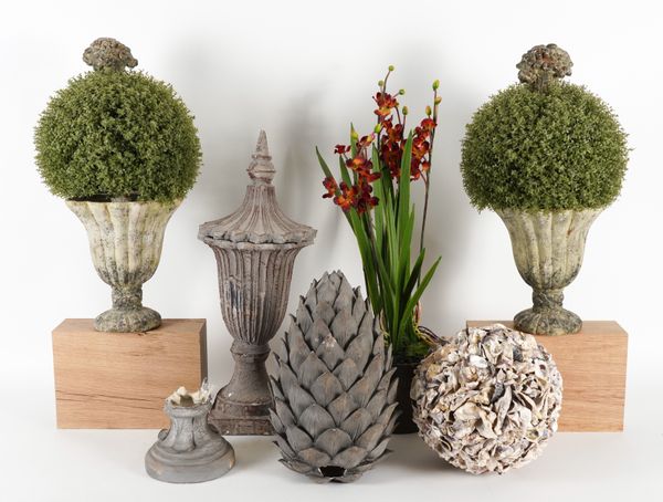 A GROUP OF MODERN DECORATIVE ITEMS (6)