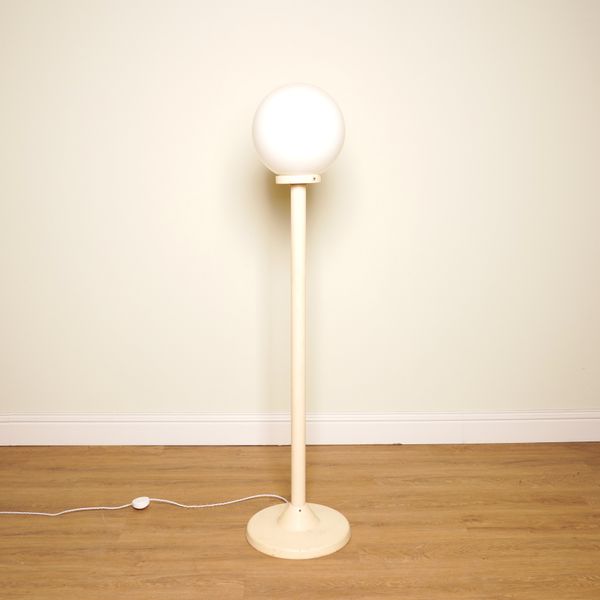 A CREAM COLOURED FLOOR STANDING LIGHT WITH GLOBULAR GLASS SHADE