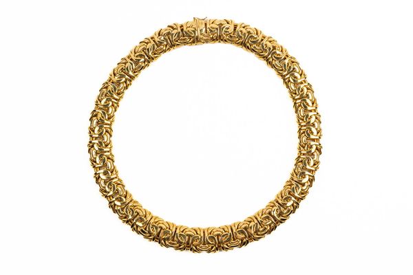 A GOLD MULTIPLE LINK COLLAR NECKLACE