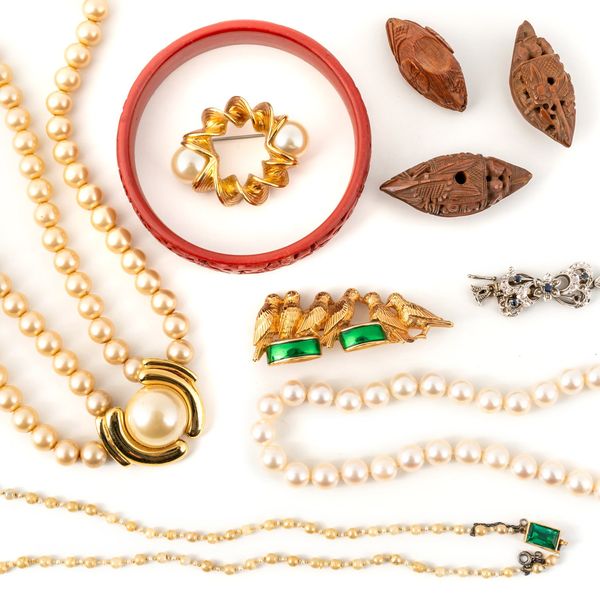 A GROUP OF JEWELLERY AND FURTHER ITEMS (10)