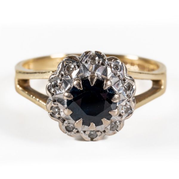 AN 18CT GOLD, SAPPHIRE AND DIAMOND CLUSTER RING