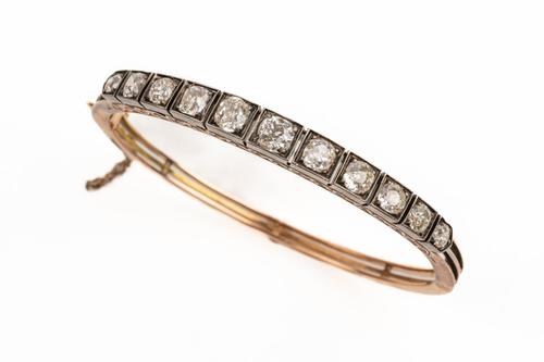 A DIAMOND OVAL HINGED BANGLE