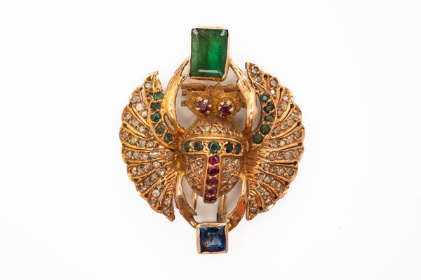 AN EGYPTIAN WINGED BEETLE BROOCH