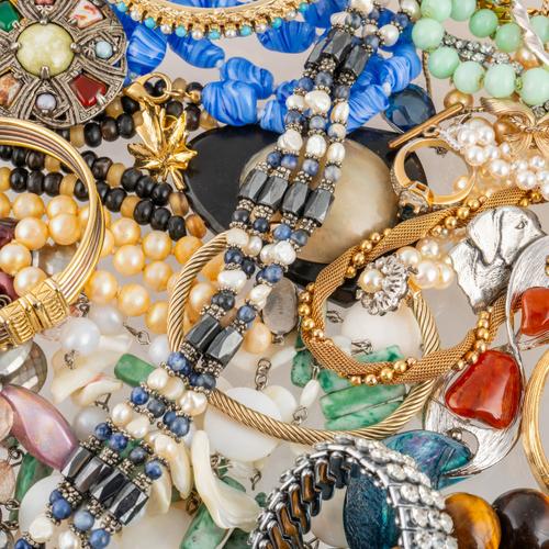 A GROUP OF MOSTLY COSTUME JEWELLERY