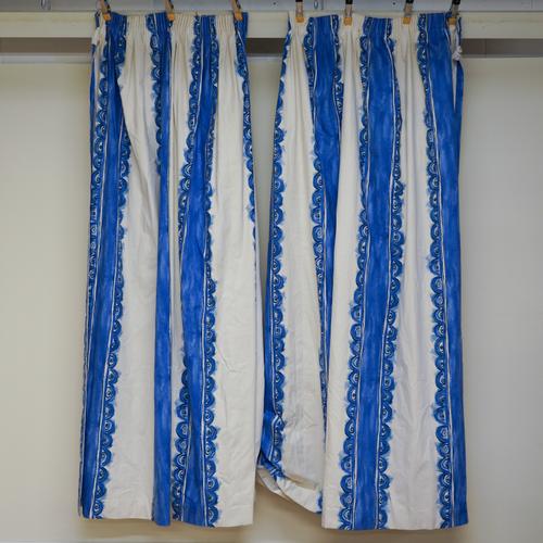 A PAIR OF BLUE PRINTED COTTON LINED AND WEIGHTED CURTAINS (2)