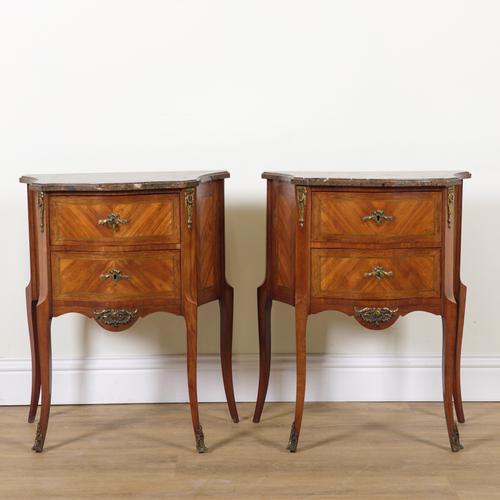 A PAIR OF LOUIS XV STYLE MARBLE TOPPED WALNUT BEDSIDE CHESTS (2)