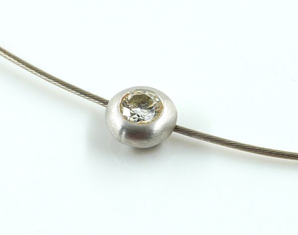 A DIAMOND PENDANT NECKLACE