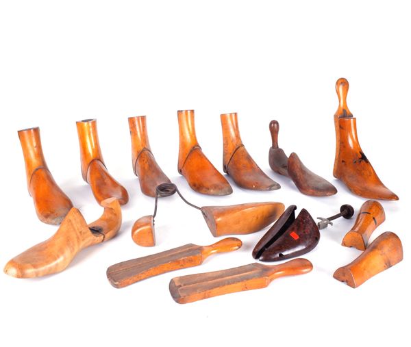 A COLLECTION OF EARLY 20TH CENTURY WOODEN SHOE LASTS