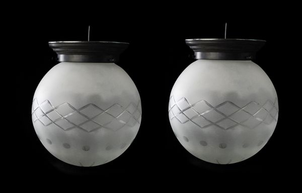 A PAIR OF GLOBULAR GLASS PENDANT LIGHTS (2)