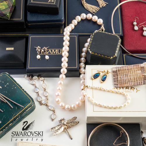 A GROUP OF WATCHES AND JEWELLERY (QTY)