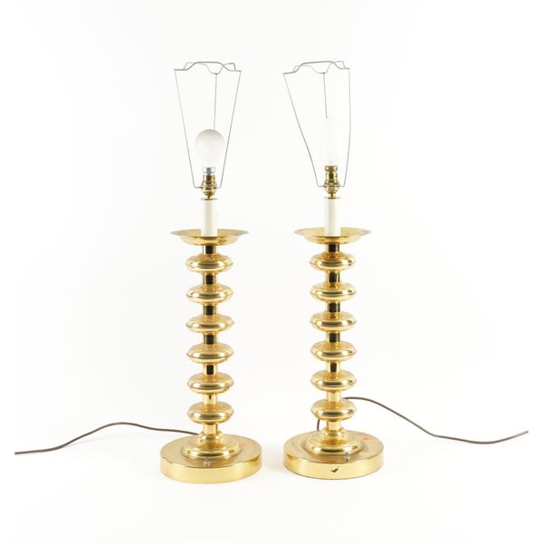 A PAIR BOBBIN-TIERED BRASS TABLE LAMPS (2)