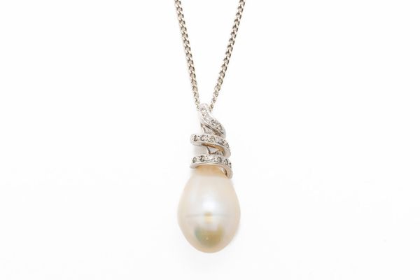 A DIAMOND AND CULTURED PEARL PENDANT NECKLACE