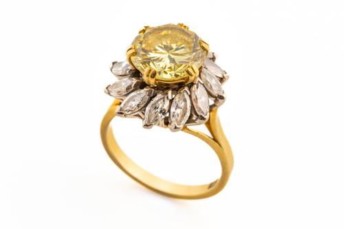 A YELLOW DIAMOND FLORAL CLUSTER RING