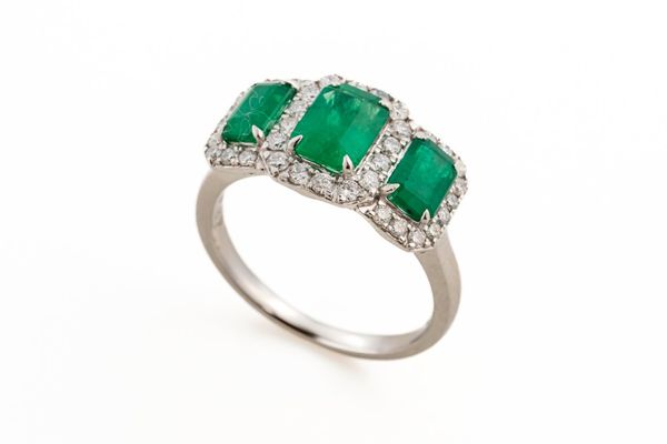AN EMERALD AND DIAMOND CLUSTER RING (2)