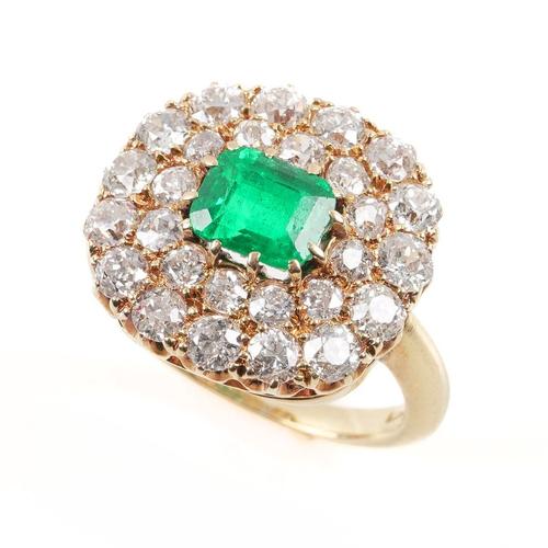 AN EMERALD AND DIAMOND CLUSTER RING