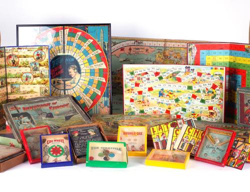 A COLLECTION OF EARLY TO MID 20TH CENTURY TOYS AND GAMES