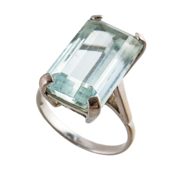 AN AQUAMARINE RING