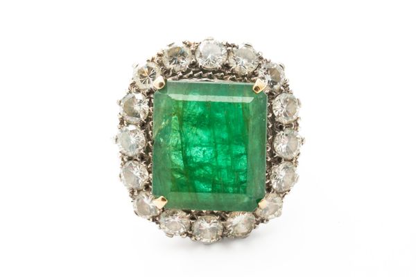 AN EMERALD AND DIAMOND CLUSTER RING