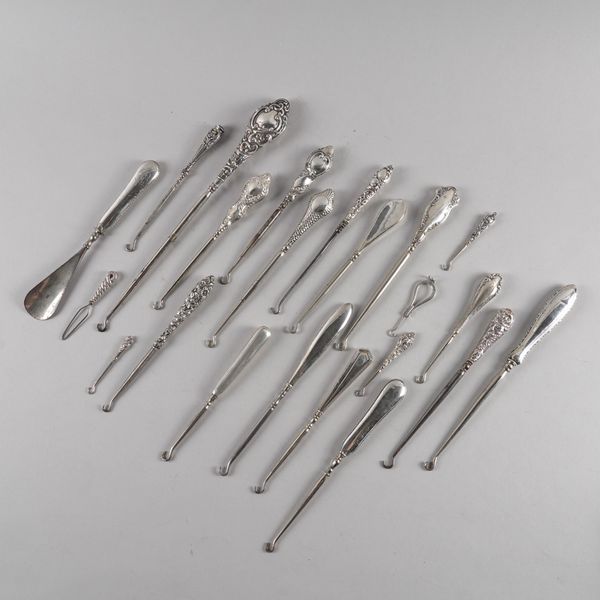 A COLLECTION OF TWENTY BUTTON HOOKS AND TWO FURTHER ITEMS (22)