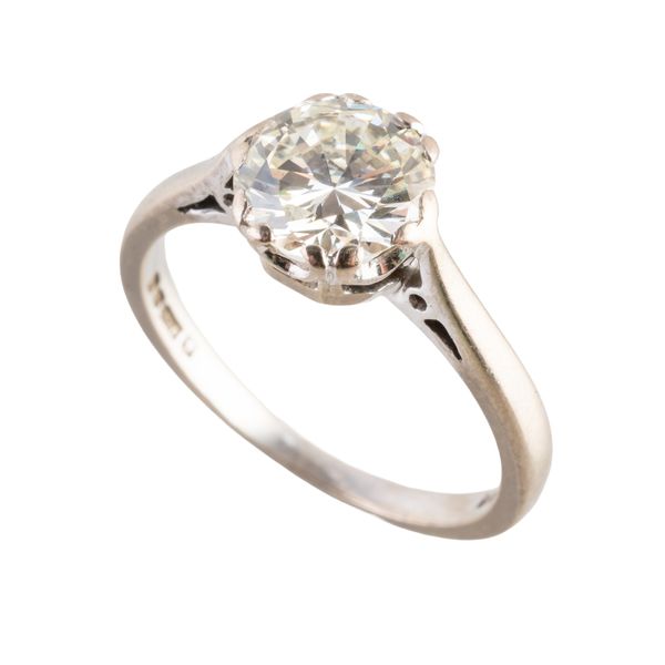 A SINGLE STONE DIAMOND RING (2)