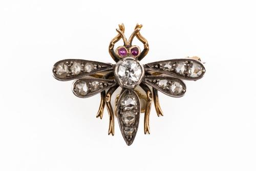 A DIAMOND BUG BROOCH (2)