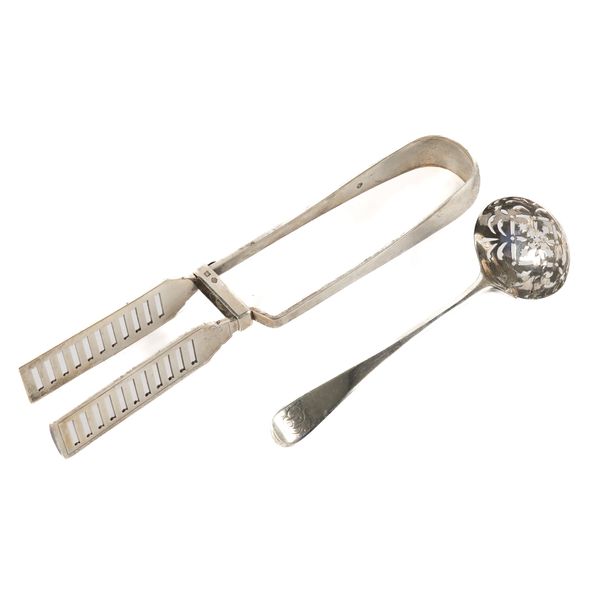 A PAIR OF SILVER ASPARAGUS SERVING TONGS AND A SILVER SUGAR SIFTING SPOON (2)