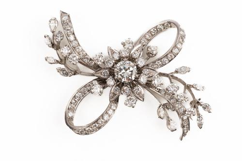 A GRADUATED DIAMOND FLORAL SPRAY BROOCH (2)