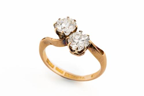 A DIAMOND TWO STONE CROSSOVER RING (2)