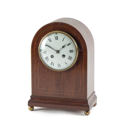 AN EDWARDIAN MAHOGANY AND CHEQUER STRUNG STRIKING MANTEL CLOCK