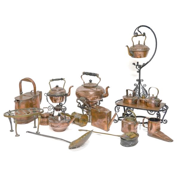 A COLLECTION OF COPPER KITCHENALIA INCLUDING VARIOUS HOT WATER JUGS (QTY)