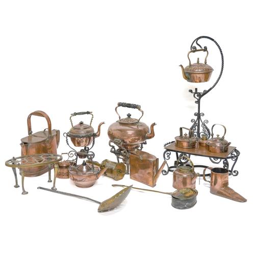 A COLLECTION OF COPPER KITCHENALIA INCLUDING VARIOUS HOT WATER JUGS (QTY)
