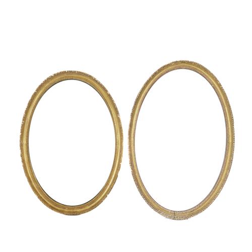 AN 18TH CENTURY GILT FRAMED OVAL WALL MIRROR (2)