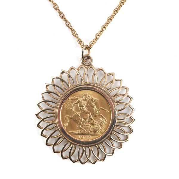 A SOVEREIGN PENDANT WITH A NECKCHAIN (2)