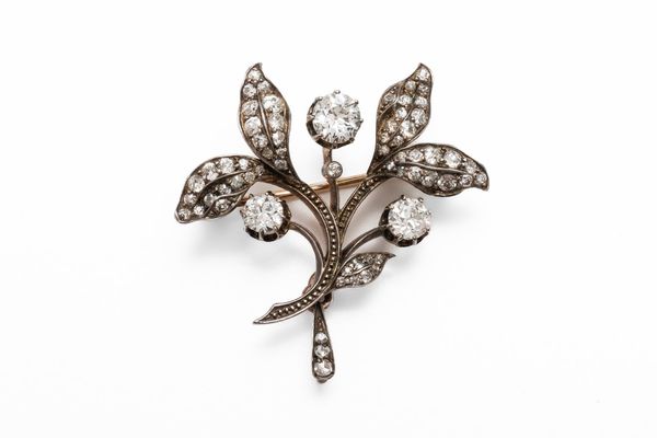 A DIAMOND SPRAY PENDANT BROOCH