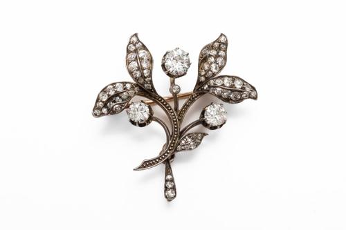 A DIAMOND SPRAY PENDANT BROOCH