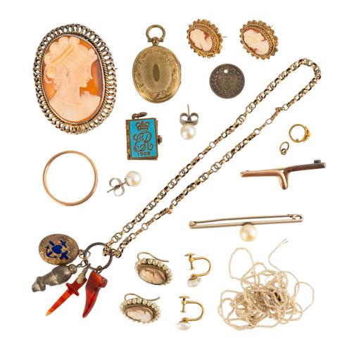 A COLLECTION OF JEWELLERY ITEMS (QTY)