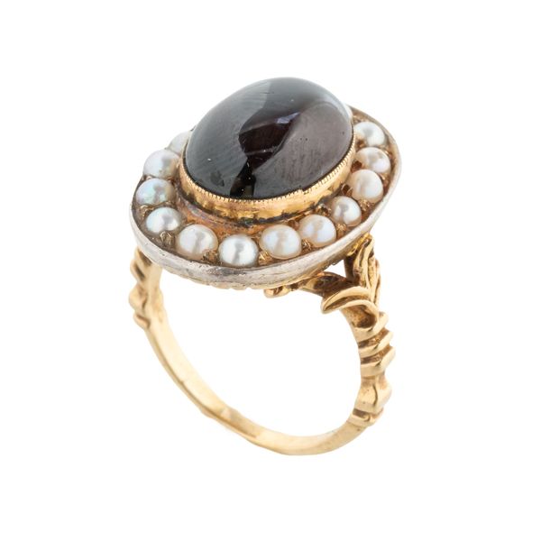 A GARNET AND PEARL RING (2)