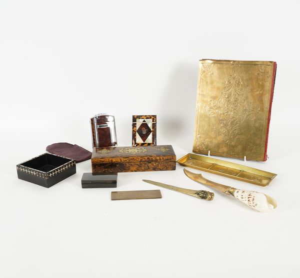 A GROUP OF DESK ITEMS INCLUDING AN ENGRAVED BRASS MOUNTED BLOTTER, TRAY AND PAPER KNIFE (10)