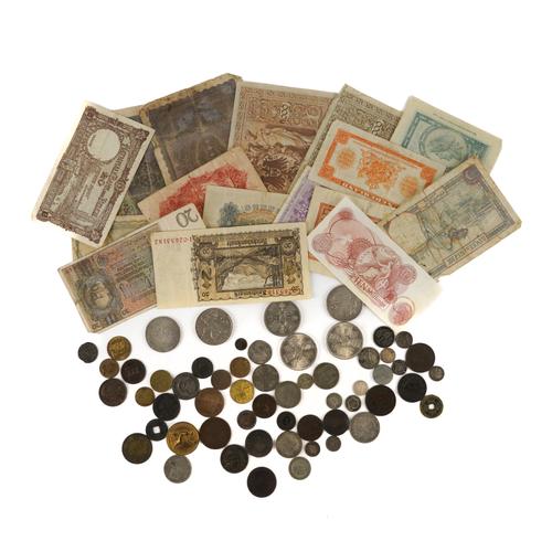 A GROUP OF BRITISH AND FOREIGN COINS AND BANKNOTES