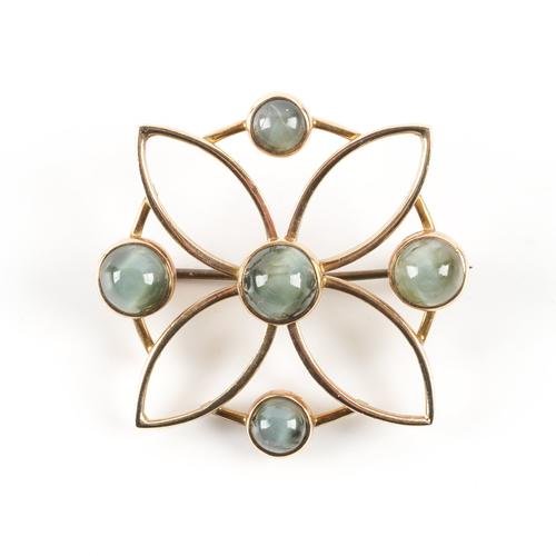 A GOLD AND QUARTZ CAT'S EYE BROOCH