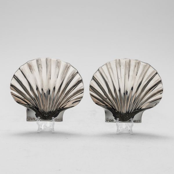 A PAIR OF SILVER BUTTER SHELLS (2)