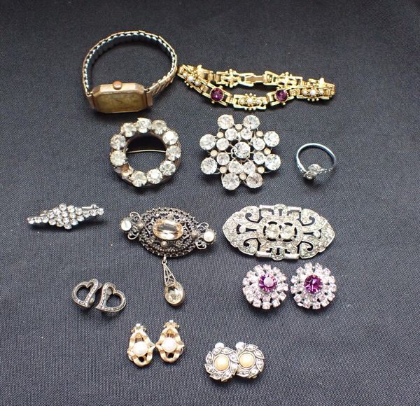 A COLLECTION OF COSTUME JEWELLERY