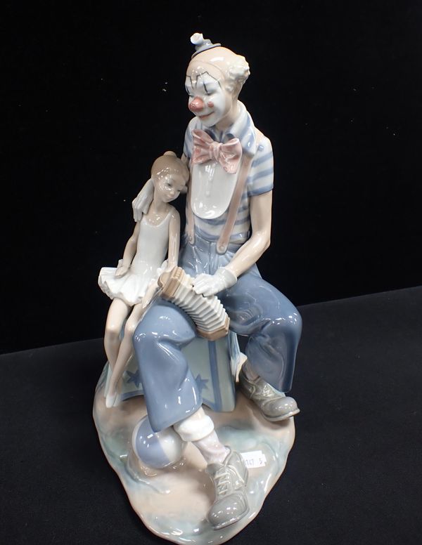 LLADRO: LARGE FIGURE OF A CLOWN WITH BALLERINA