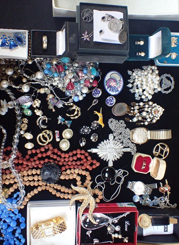 A QUANTITY OF COSTUME JEWELLERY