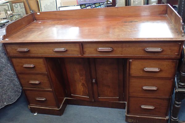 A VICTORIAN MAHOGANY KNEEHOLE DRESSING TABLE