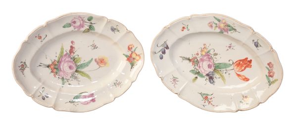 A PAIR OF CONTINENTAL PORCELAIN OVAL DISHES